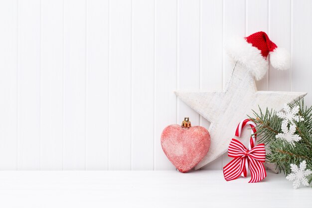 Decoración de Navidad sobre un fondo de madera blanca.