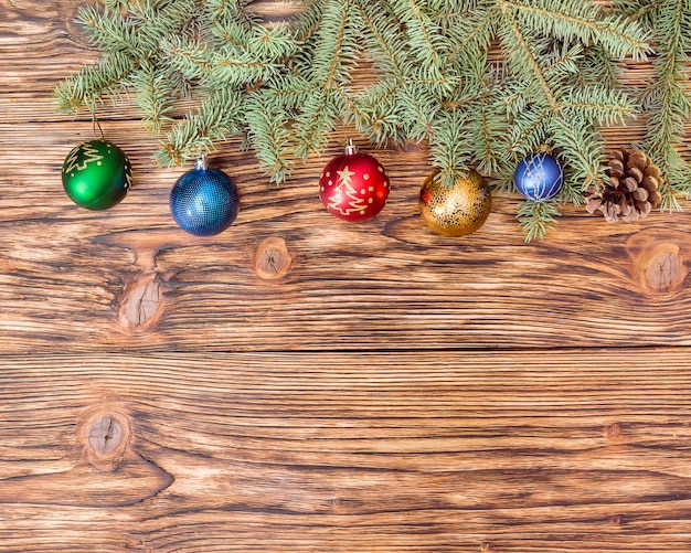 Decoración de Navidad sobre fondo de madera. Postal de año nuevo.