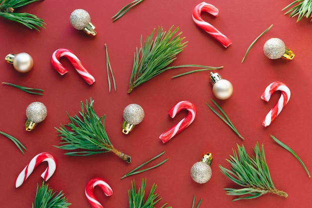 Decoración de Navidad sobre fondo rojo. Copia espacio