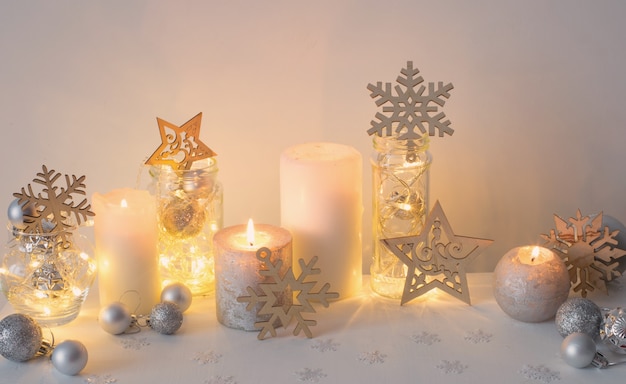 Decoración de Navidad con velas en la pared blanca de fondo