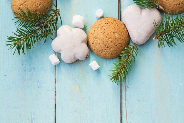 Decoración navideña con abeto, galletas navideñas y malvavisco