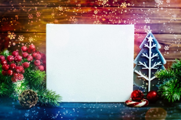 Decoración navideña con adornos y luces desenfocadas, tarjeta de Navidad con abeto y decoración sobre fondo brillante