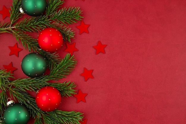 Decoración navideña con adornos de navidad, pino, regalos con espacio de copia sobre el fondo rojo.