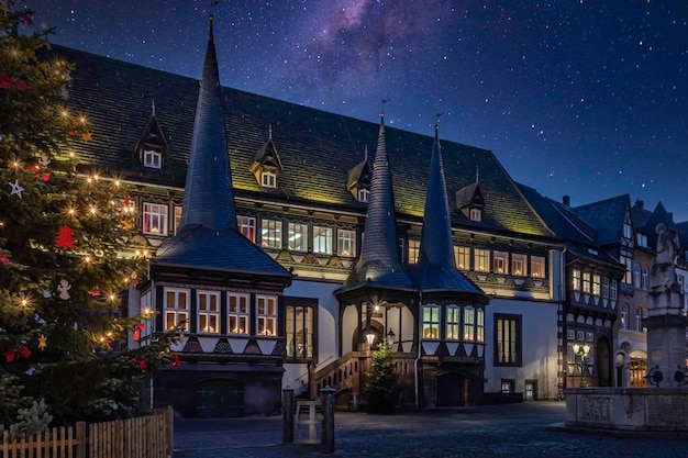 Decoración navideña y de año nuevo en la plaza de la ciudad