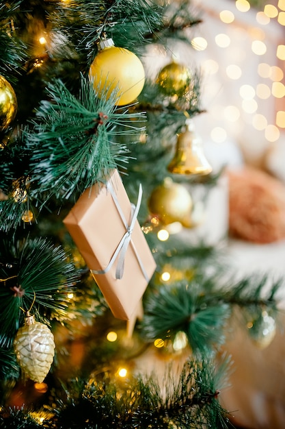 Decoración navideña con árbol de navidad y cajas de regalo