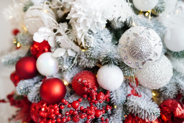 Foto decoración navideña blanca y roja con bolas de abeto