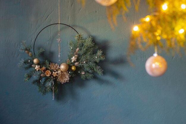 Decoración navideña con bolas doradas en la pared oscura de fondo