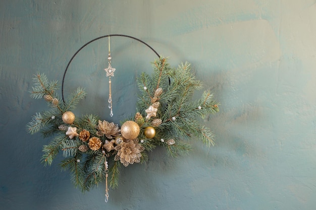 Decoración navideña con bolas doradas en la pared oscura de fondo