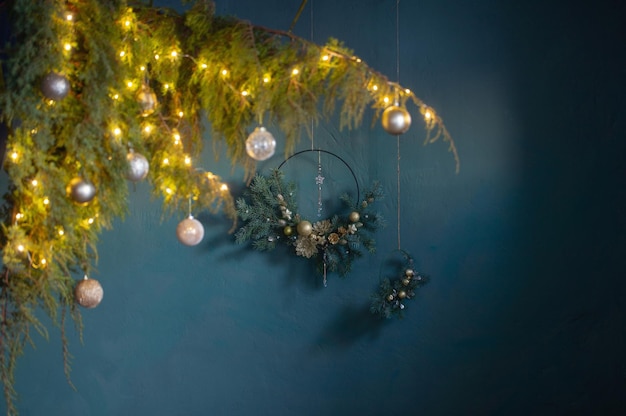 Decoración navideña con bolas doradas en la pared oscura de fondo