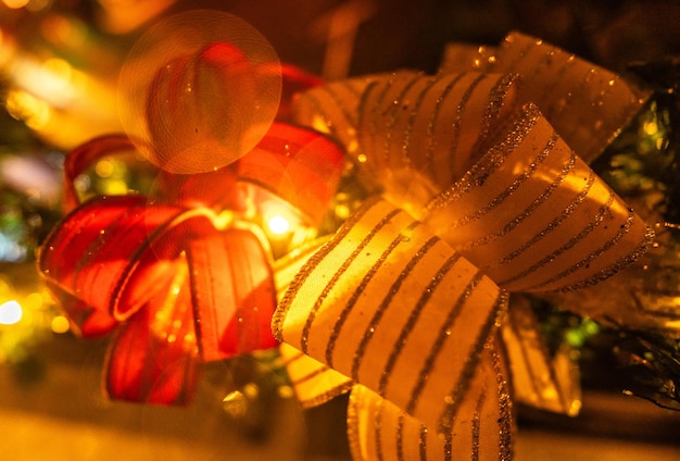 Decoración navideña con bolas de varios colores y texturas con guirnaldas verdes