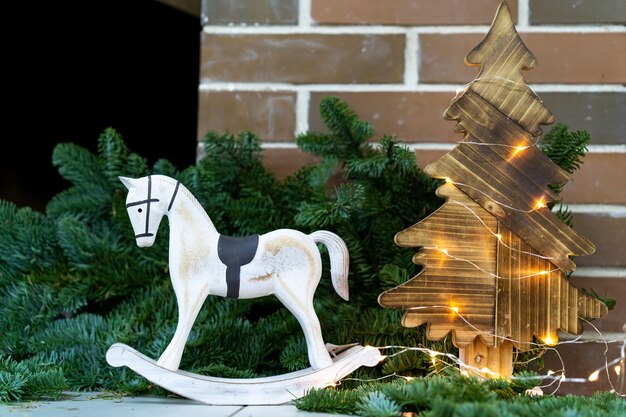 Decoración navideña caballo y árbol de Navidad de madera.