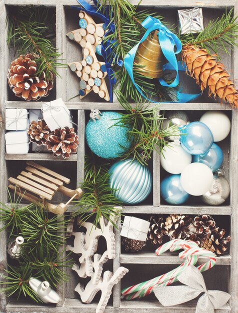 Decoración navideña en caja de madera.