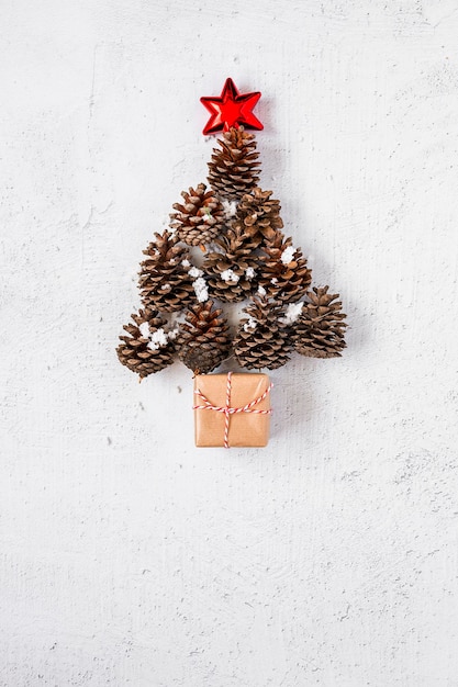 Foto decoración navideña y caja de regalos en un campo nevado