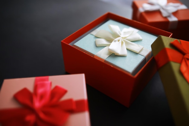 Decoración navideña Cajas de regalo sobre fondo de piedra negra Concepto de tarjeta de felicitación de Navidad