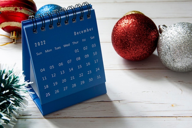 Decoración navideña y calendario azul de diciembre con espacio personalizable para texto Copiar espacio