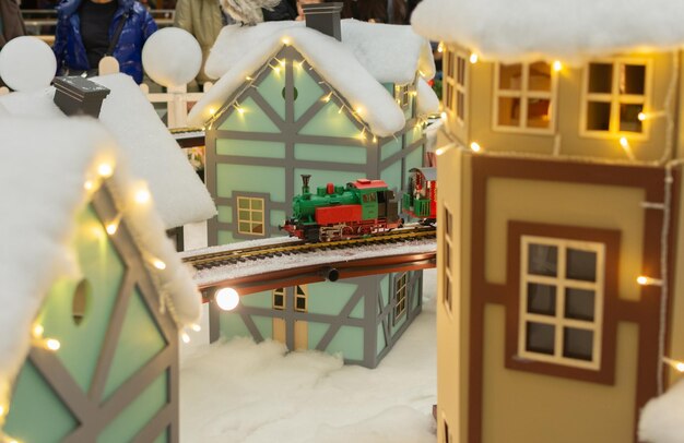 Decoración navideña con casas y ferrocarril en la nieve