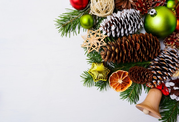 Decoración navideña con cascabeles de madera y adornos de paja