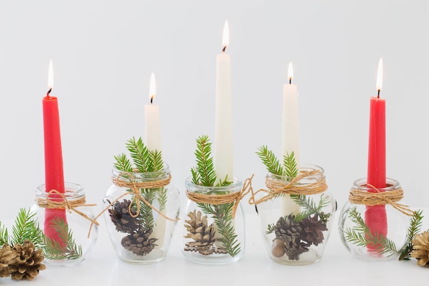 Foto decoración navideña casera con velas encendidas en el interior blanco