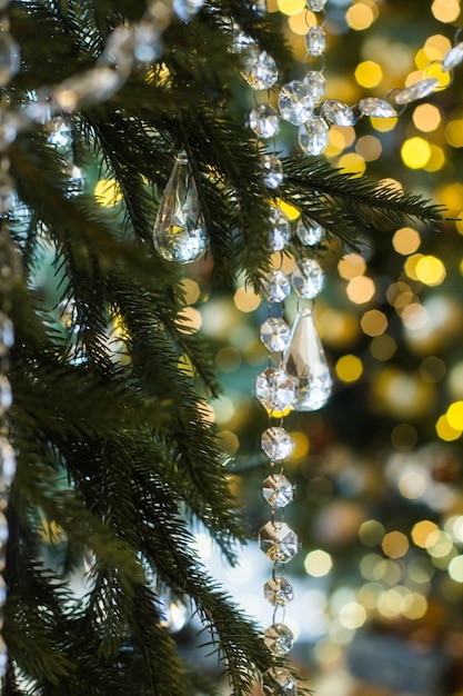 Foto decoración navideña cerca del espejo en el árbol de navidad