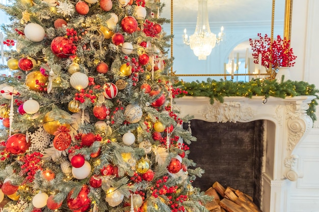 Decoración navideña clásica habitación interior árbol de año nuevo con adornos rojos y dorados blanco moderno c