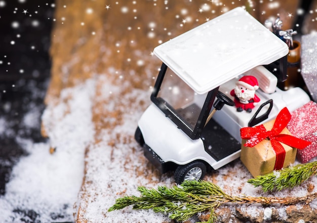 Decoración navideña con coche de golf en diciembre.