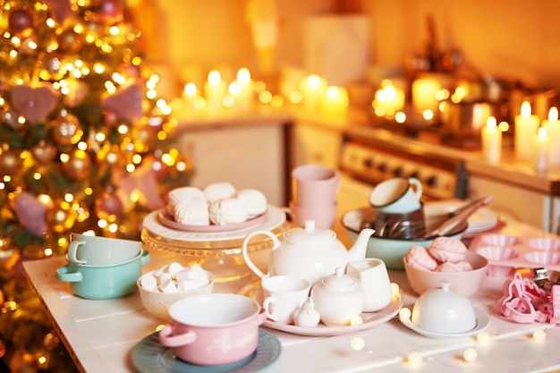 Decoración navideña en cocina. Platos y dulces navideños. Brillante interior de cocina de año nuevo.