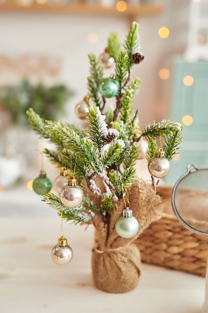 Decoración navideña en cocina. Vajilla de navidad. Utensilios de cocina navideños. Brillante interior de la cocina de año nuevo. Plantilla de tarjeta de año nuevo.