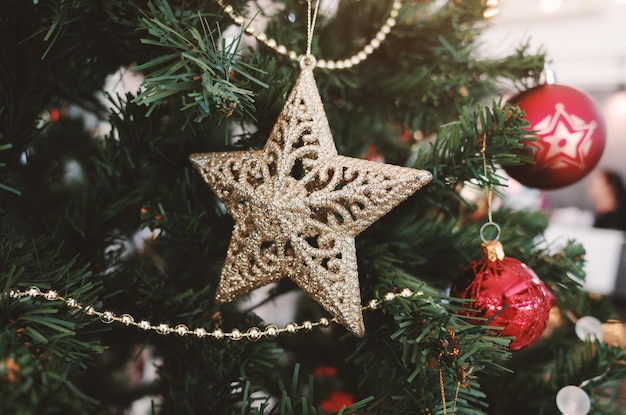 Decoración navideña colgada en el árbol en casa