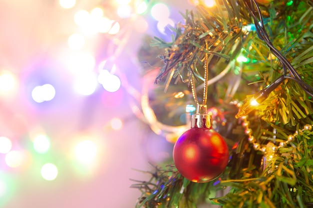 Decoración navideña Colgar bolas rojas en ramas de pino Guirnalda y adornos de árbol de Navidad