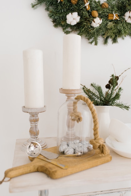 Decoración navideña en el comedor sobre la mesa con velas