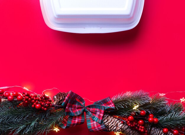 Decoración navideña de contenedores de servicio de entrega de alimentos. Promoción de fin de año. Envases de papel y plástico desechables listos para usar en caliente. Trabajar en catering en festivos. Copie el espacio, maqueta