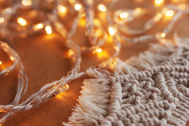 Decoración navideña Corona de macramé para Navidad y año nuevo sobre fondo de luces navideñas Hilo de algodón 100 natural Decoración ecológica para el hogar