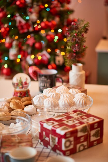 Decoración navideña con delicioso postre en la mesa