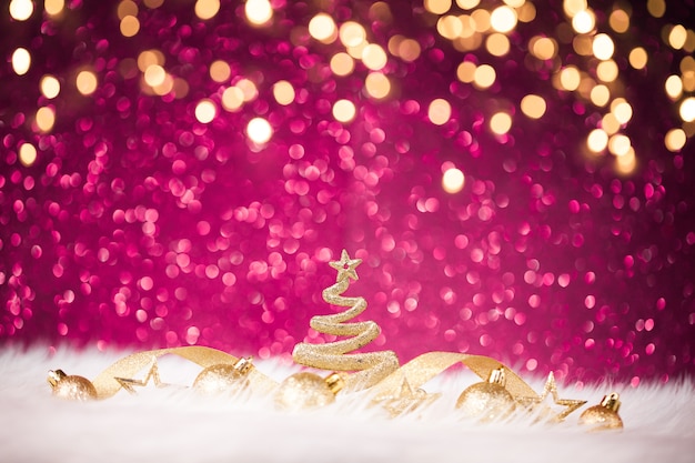 Foto decoración navideña dorada con pared morada brillante