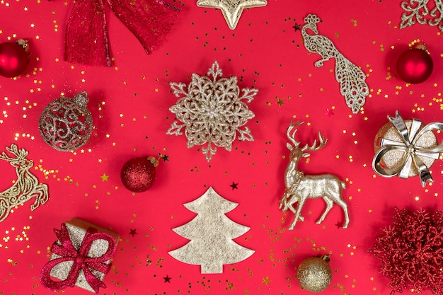 Foto decoración navideña dorada y roja sobre un rojo