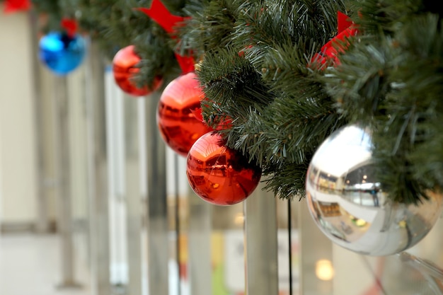 Decoración navideña de esferas de centro comercial, arcos y ramas de abeto