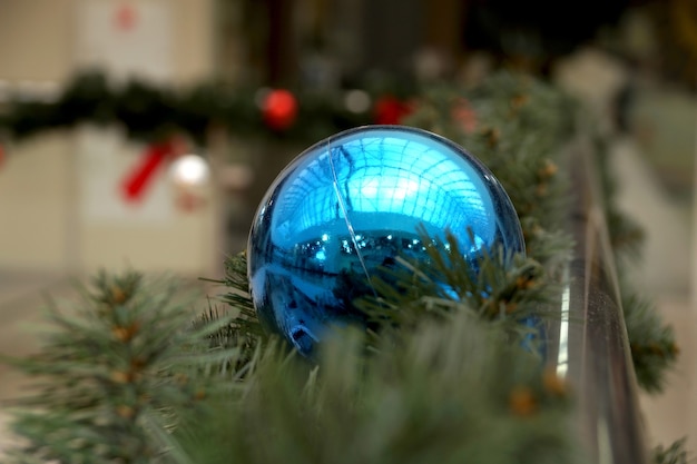 Decoración navideña de esferas de centro comercial, arcos y ramas de abeto
