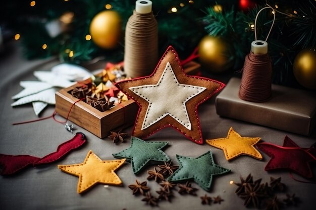 La decoración navideña está hecha a mano de fieltro con galletas de pan de jengibre anís estrellas canela