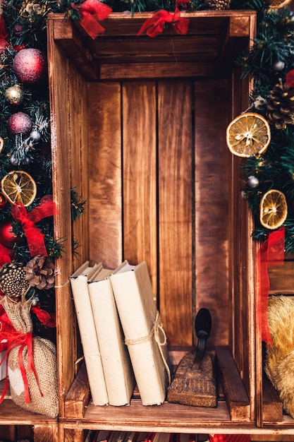 Foto decoración navideña en estilo rústico en el fondo de una pared de madera.