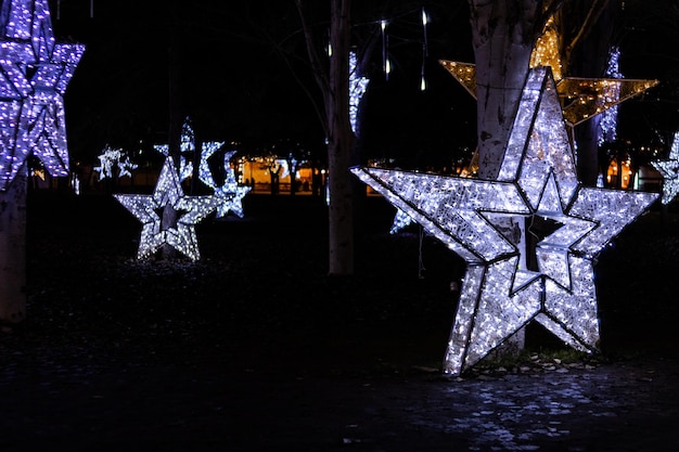 Decoración navideña de estrellas de luces junto al concepto de decoración navideña de la calle.