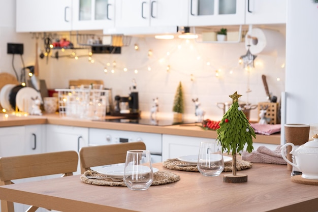 Decoración navideña festiva y desorden en la cocina ligera desayuno festivo blanco scandi interior Año Nuevo estado de ánimo hogar acogedor