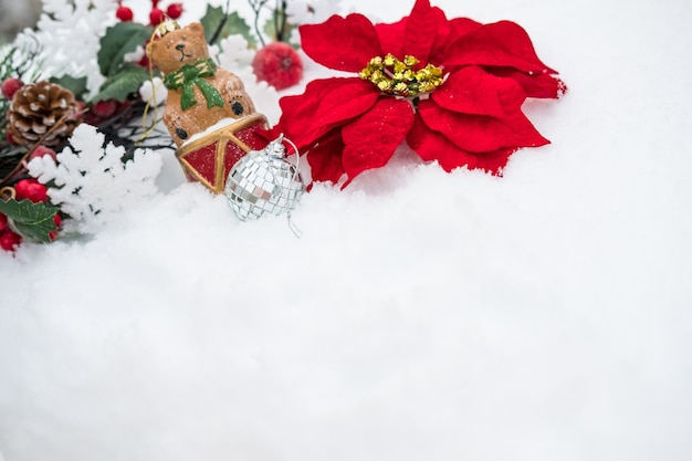 Decoración navideña flor de pascua en la nieve.