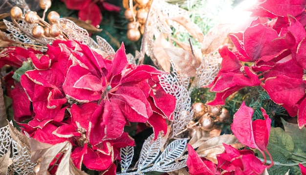 Decoración navideña con flores rojas