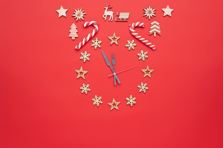 Foto decoración navideña en forma de reloj sobre un fondo rojo.