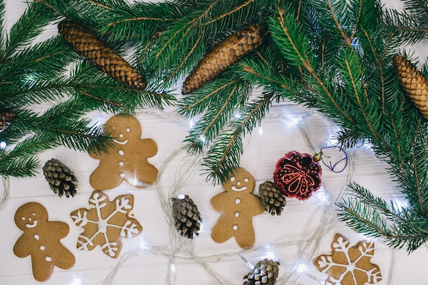 Decoración navideña. galletas de jengibre en el fondo de madera