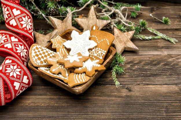 Decoración navideña y galletas de jengibre. imagen en tonos de estilo retro