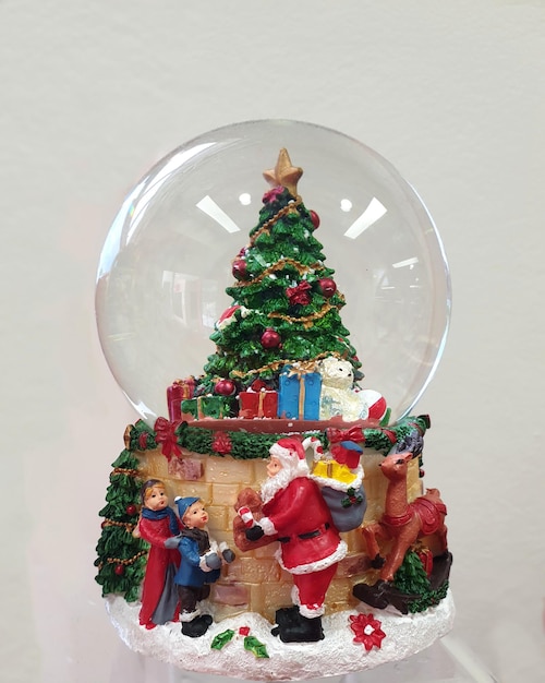 Decoración navideña de globo de nieve sobre un fondo blanco
