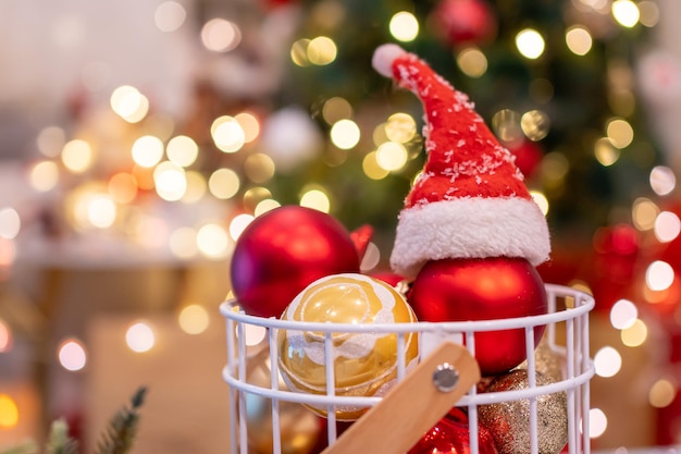 Decoración navideña con gorro de Papá Noel y juguete. Vacaciones de temporada de invierno con fondo de luz bokeh.