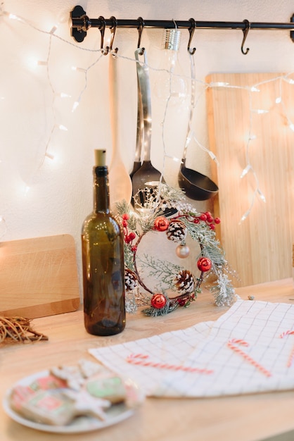 Foto decoración navideña con una guirnalda en la cocina.