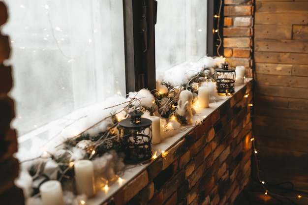 La decoración navideña de la habitación, un abeto brillante, regalos y muchos accesorios navideños con un estilo dorado rústico
